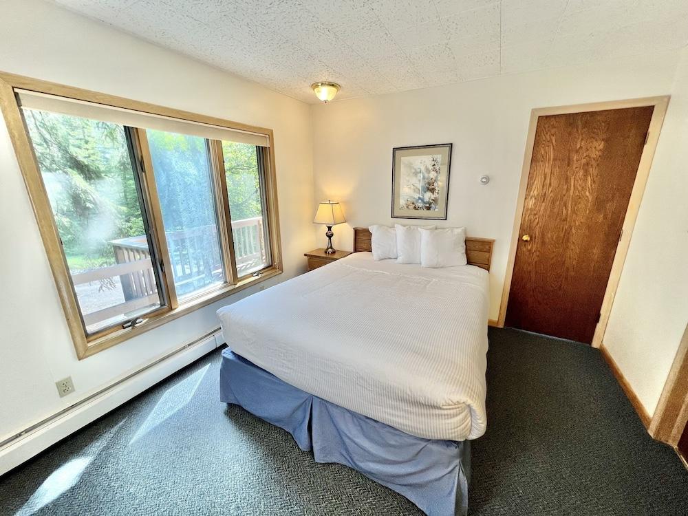 Thomsonite Beach Inn photo 34