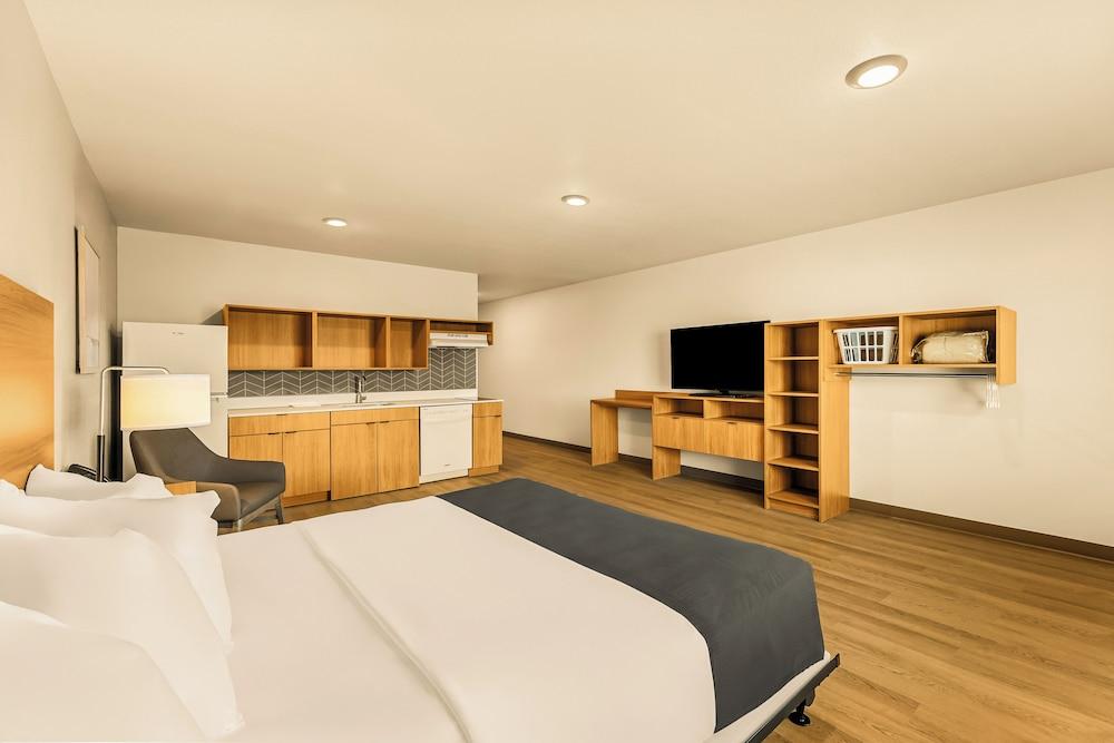 LivAway Suites Phoenix-Glendale photo 12