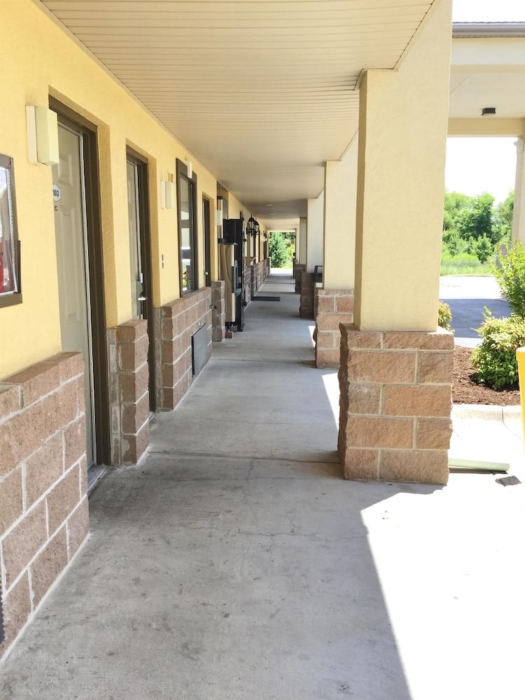 Americas Best Value Inn & Suites University Ave photo 14