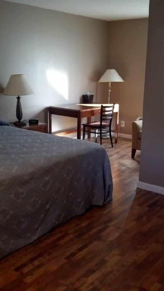Edmond's Au Gres Inn photo 8