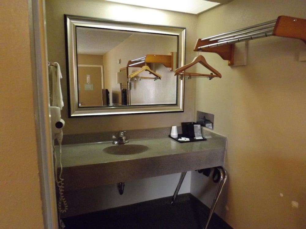 Executive Inn by OYO Kilgore North photo 15