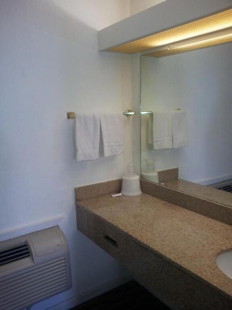 Deluxe Inn photo 30