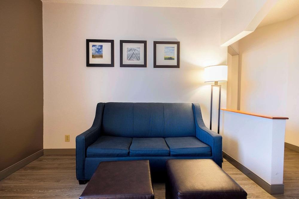 Comfort Suites Springfield I-70 photo 39