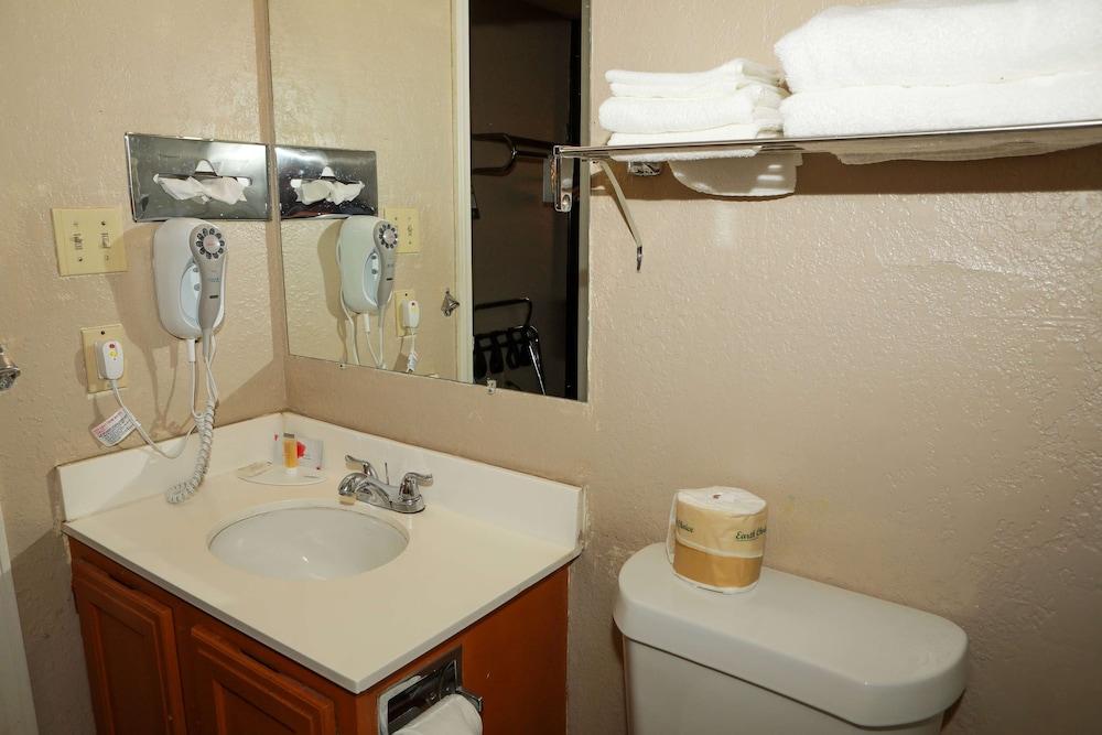 Super 8 by Wyndham Gallup photo 20