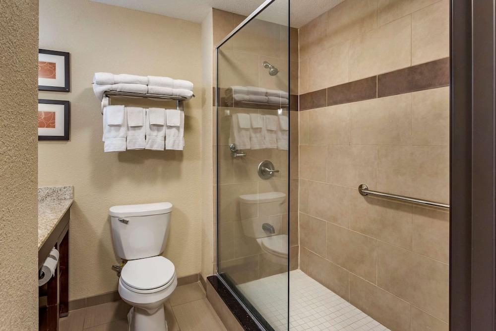 Comfort Suites Batesville photo 19