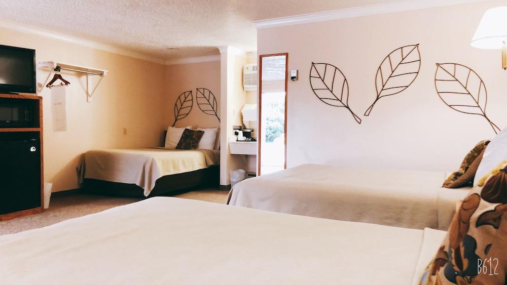 Covered Wagon Motel photo 8