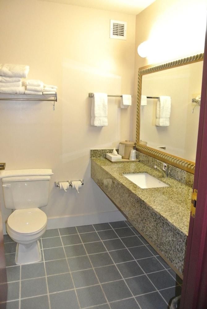 Quality Inn & Suites Carthage near Precious Moments Chapel photo 41