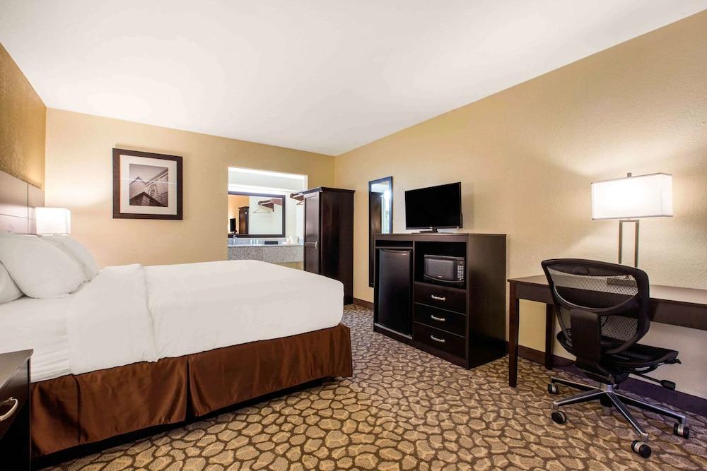 Ramada by Wyndham Santee I-95 photo 9