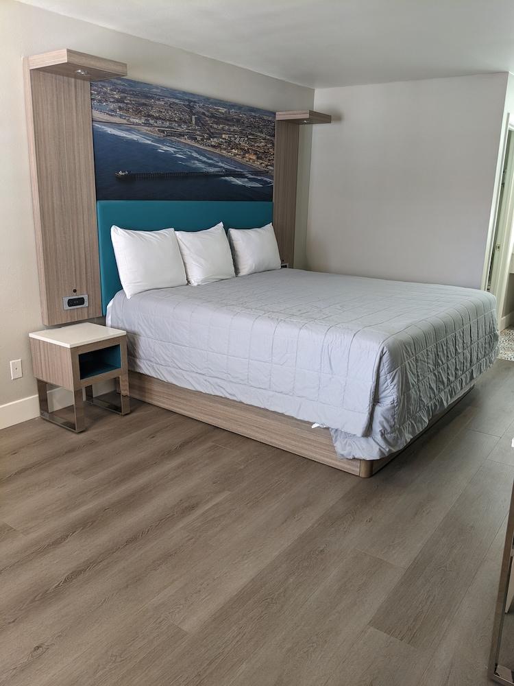 Super 8 by Wyndham Oceanside Downtown photo 56