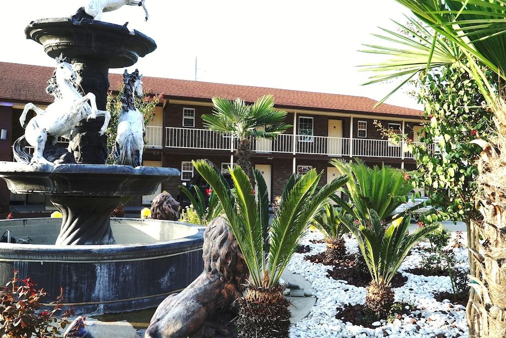Savannah Inn and Suites photo 1