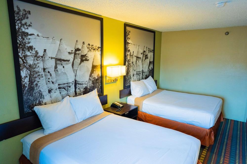 Super 8 by Wyndham Belen NM photo 4