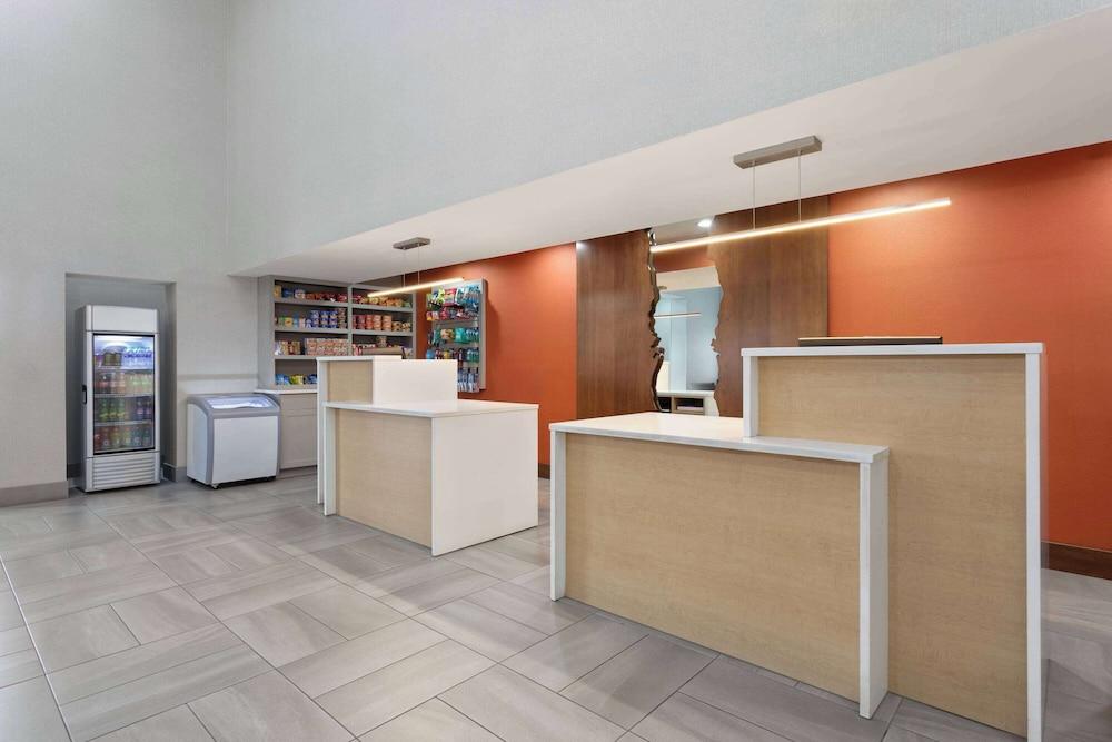 La Quinta Inn & Suites by Wyndham Ft. Pierce photo 11