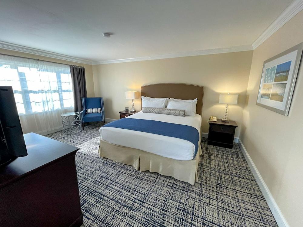 Water's Edge Resort & Spa photo 11