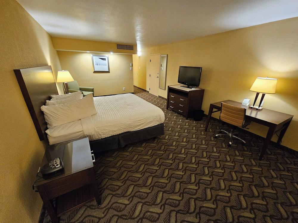 Clarion Inn & Suites Roswell photo 6