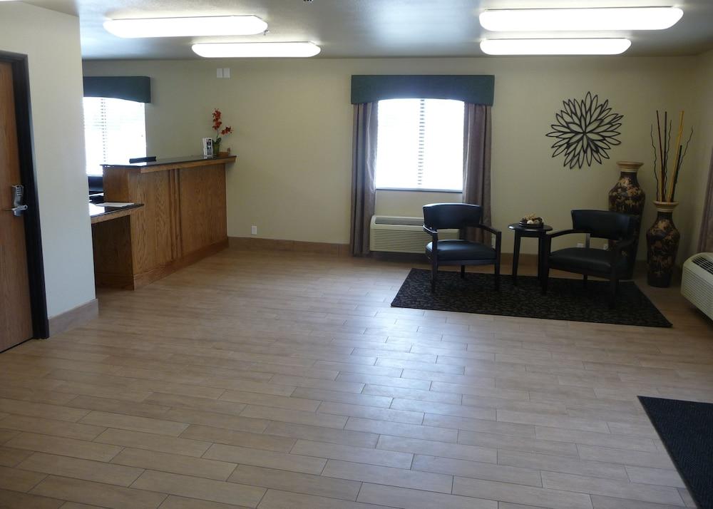 Travelodge by Wyndham Livonia photo 2