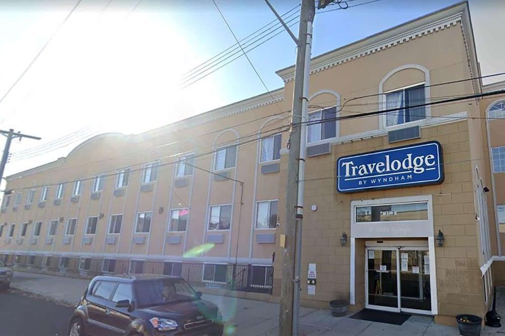Travelodge by Wyndham Ozone Park photo 1