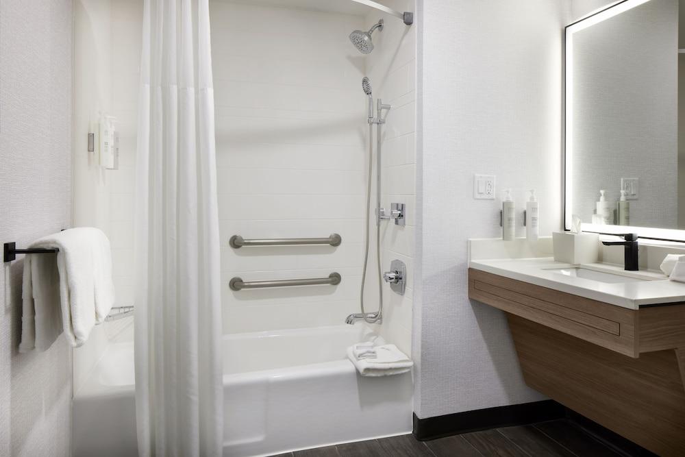 Hampton Inn Newark Airport photo 8