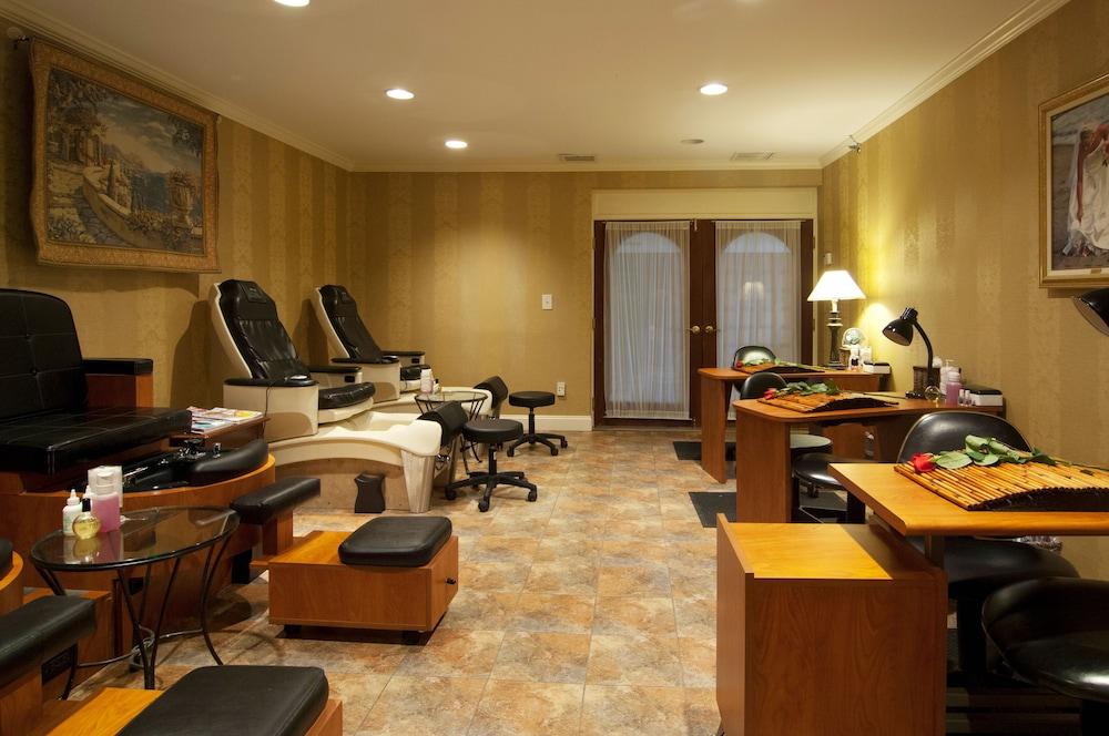 Water's Edge Resort & Spa photo 57