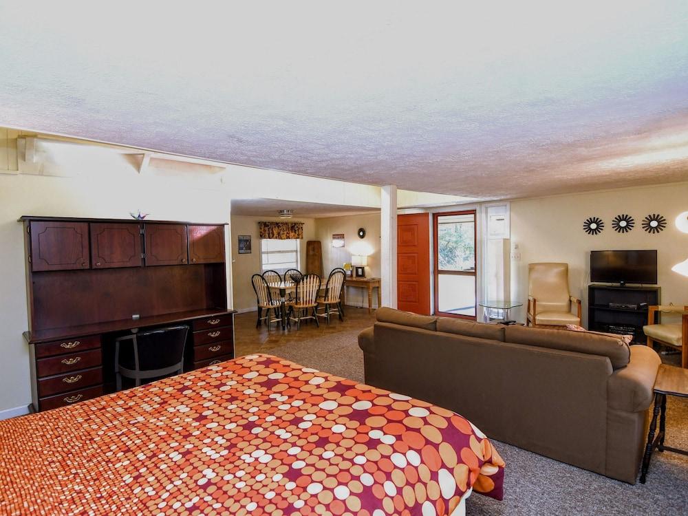 The Sunset Motel photo 33