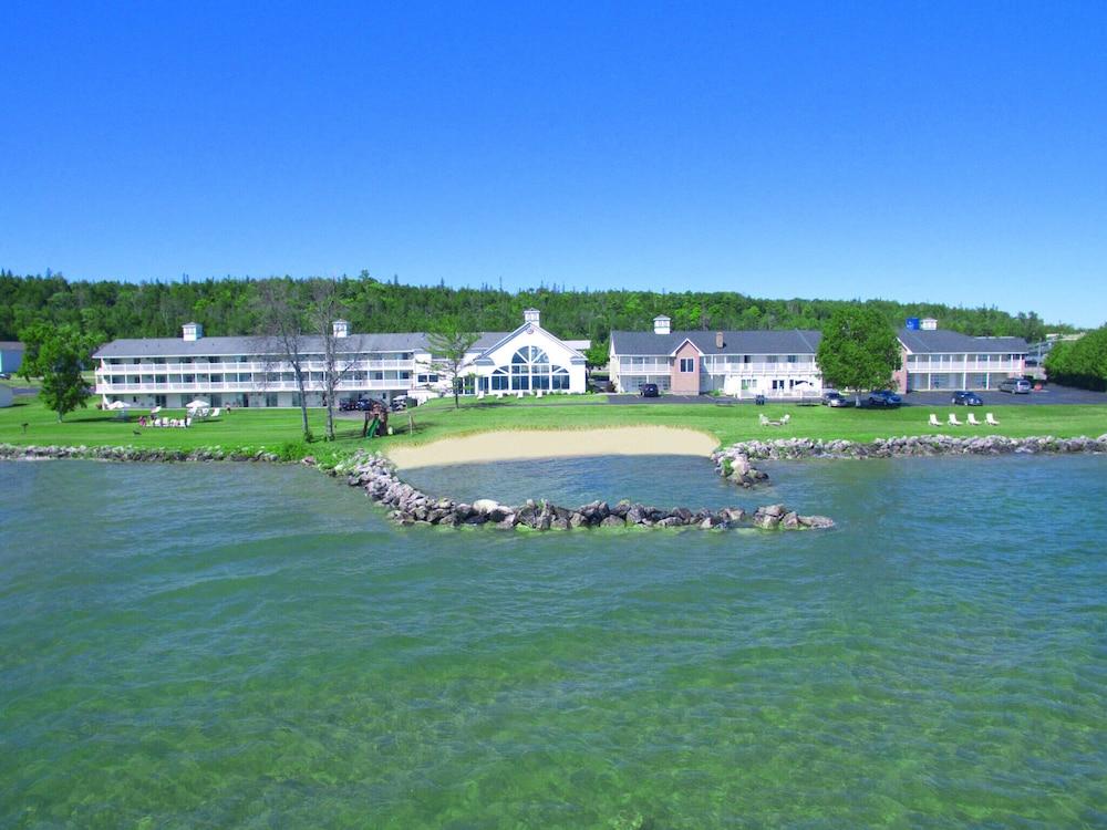 Baymont by Wyndham St. Ignace Lakefront photo 24