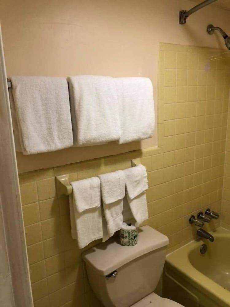 Scottish Inn & Suites photo 42
