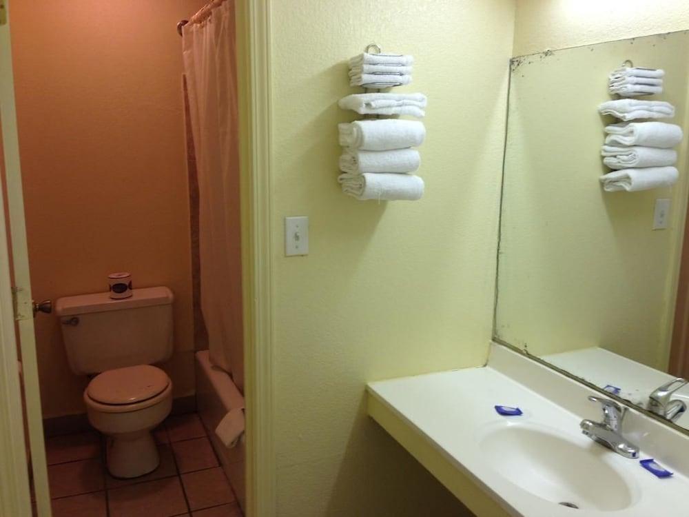Super 7 Inn Siloam Springs photo 11