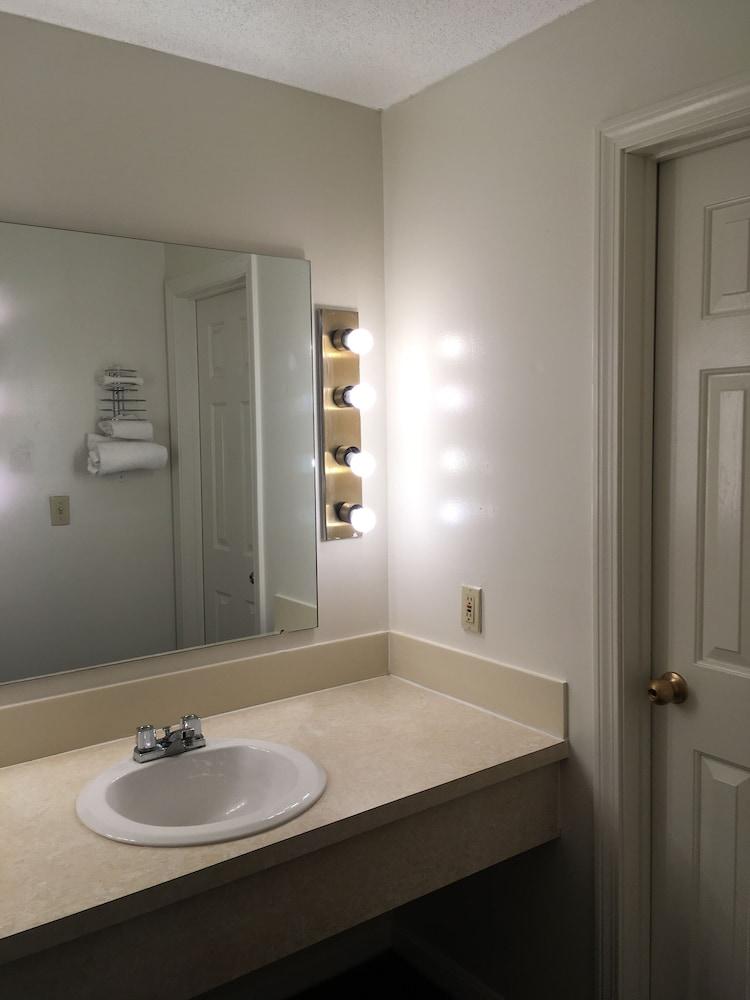 Gold Star Inn & Suites photo 31