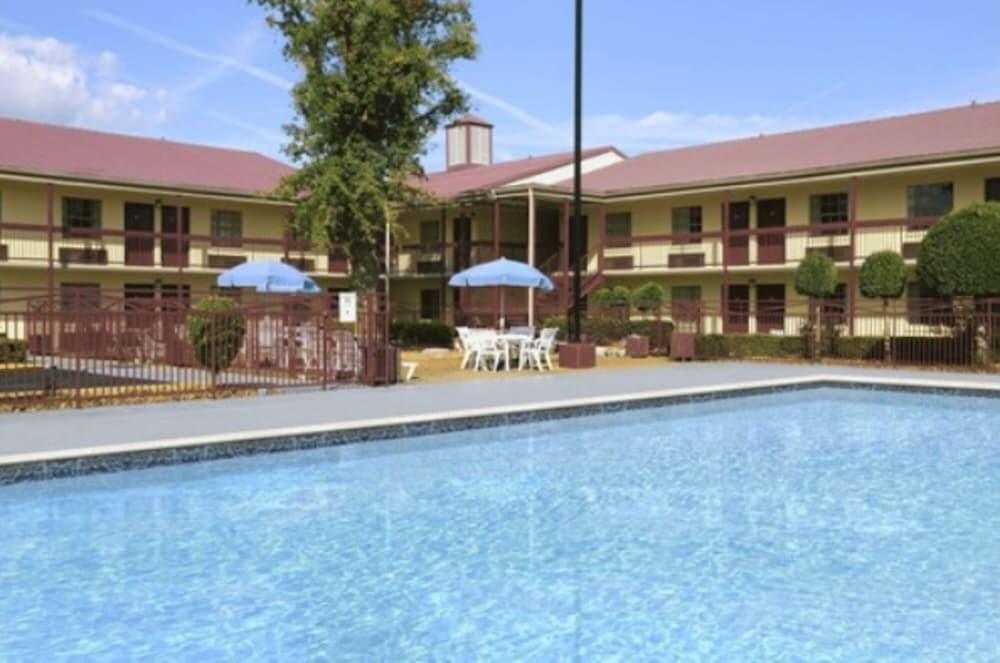 Days Inn by Wyndham West Memphis photo 7