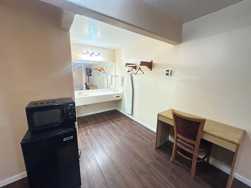 ROYAL INN photo 33