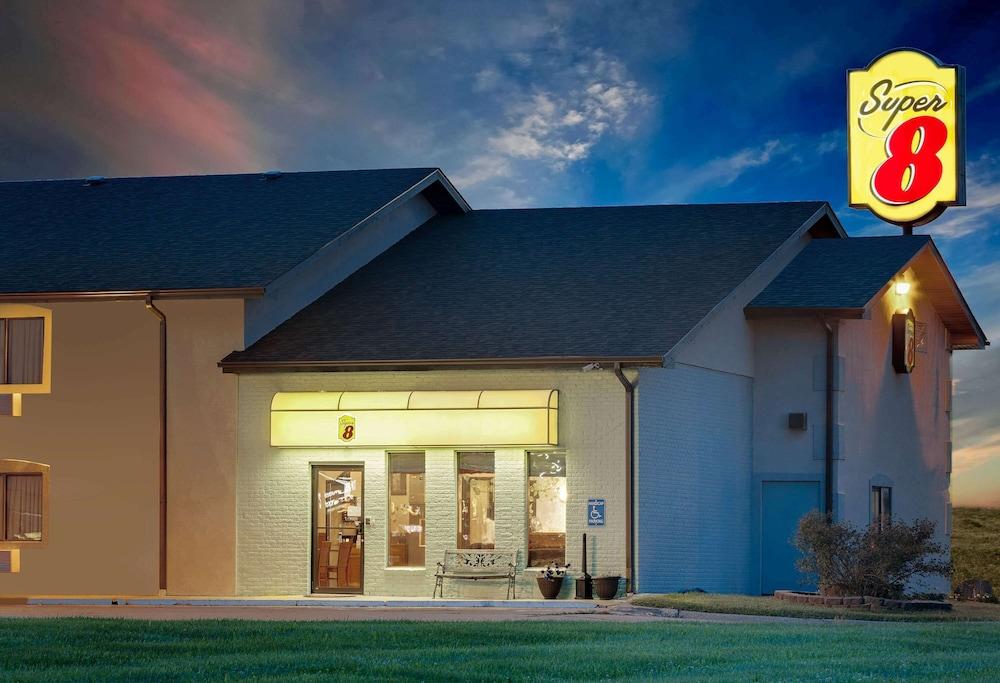 Super 8 by Wyndham Marshall photo 1
