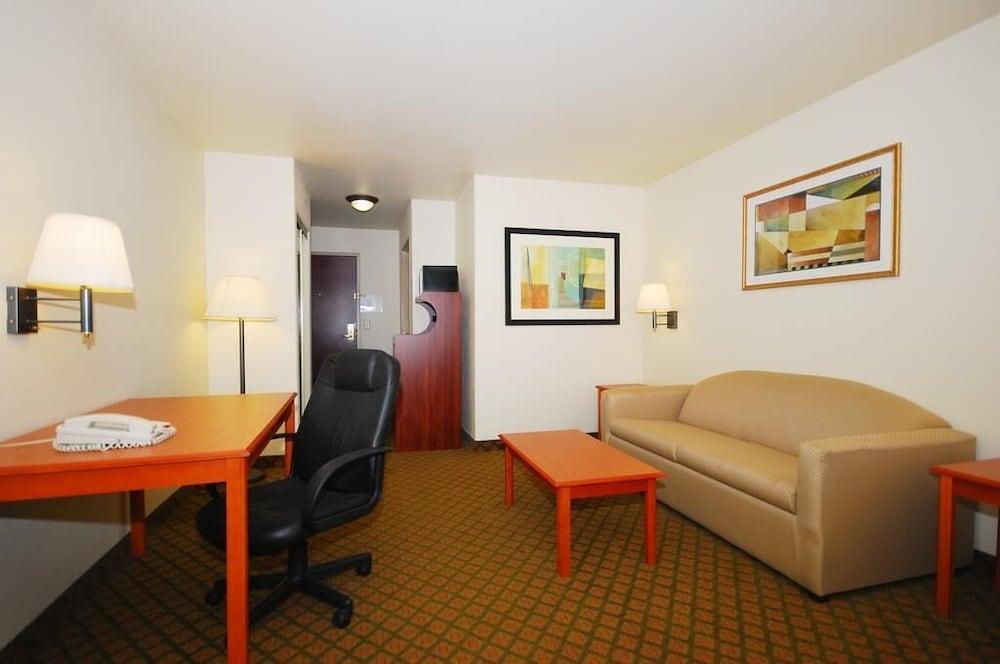 Best Western Henrietta Inn & Suites photo 8