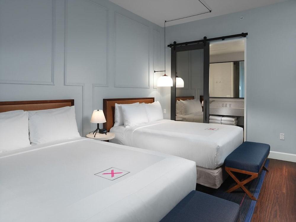 Axiom Hotel photo 9