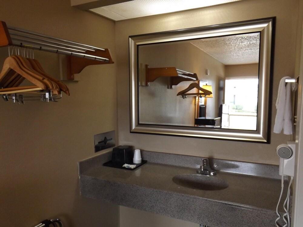 Executive Inn by OYO Kilgore North photo 16