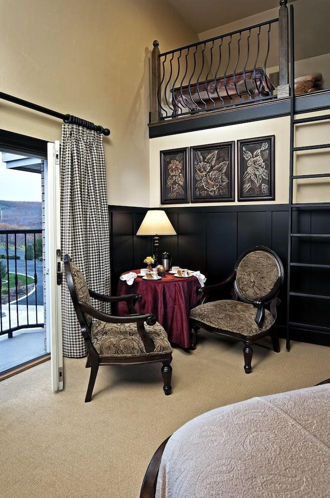 Cameo Heights Mansion photo 78