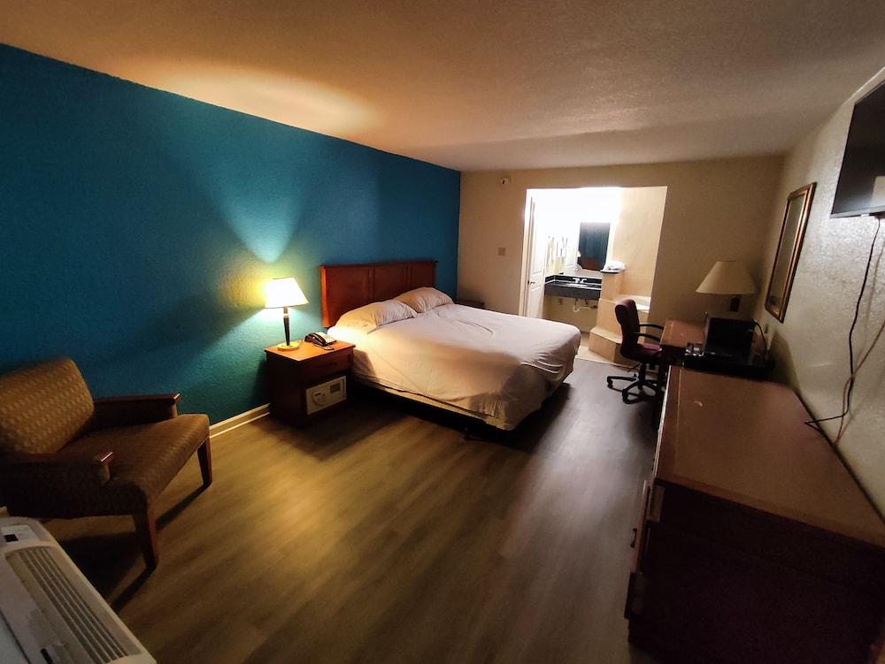 Clover Inn & Suites photo 23