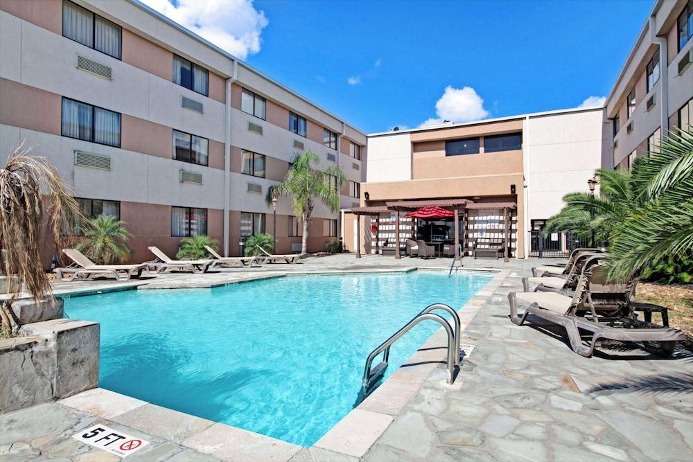 Ramada by Wyndham Houston Intercontinental Airport South photo 11