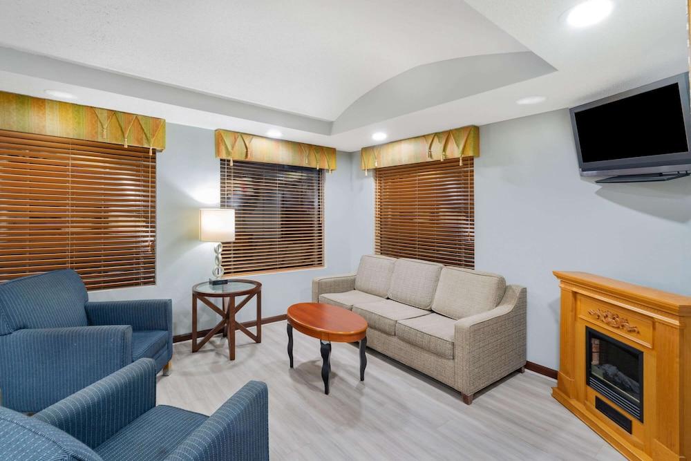 Red Roof Inn & Suites Hinesville photo 6