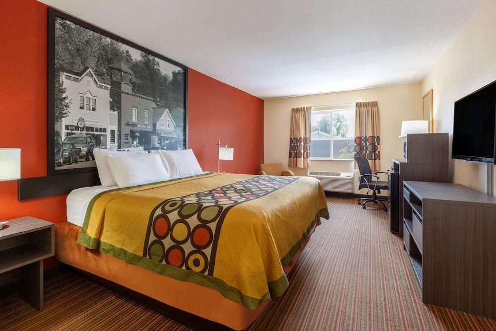 Super 8 by Wyndham Big Rapids photo 10