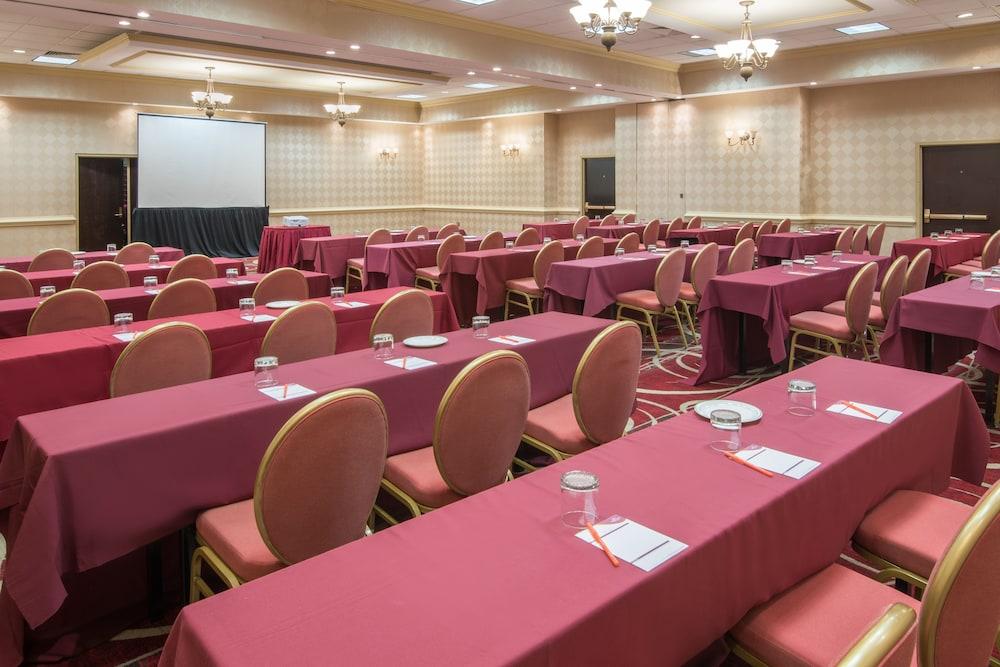 Crowne Plaza Newark Airport by IHG photo 24