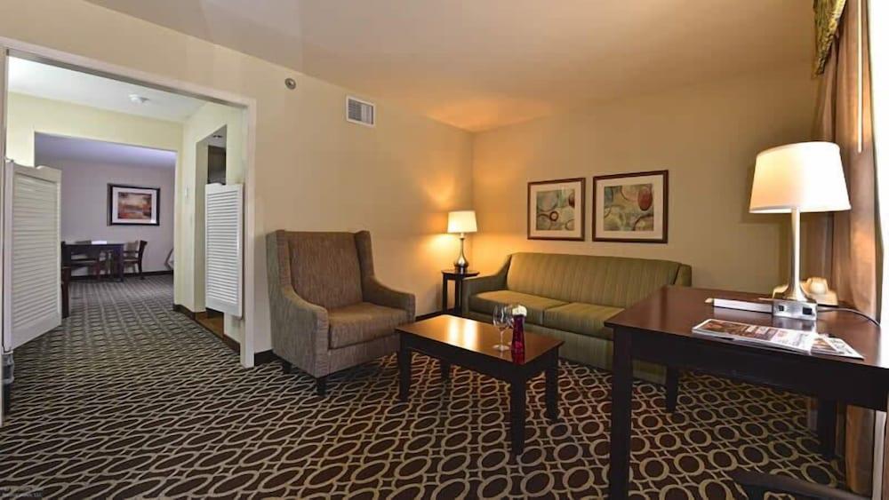 Sunday House Inn and Suites photo 17