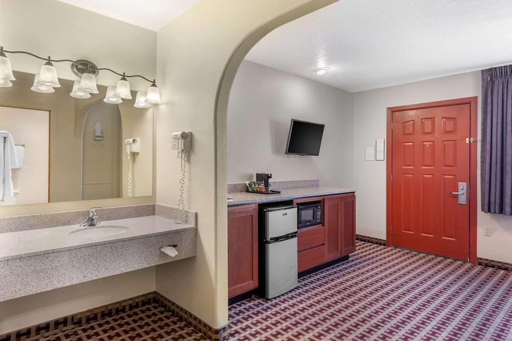 Econo Lodge Inn & Suites Socorro photo 32