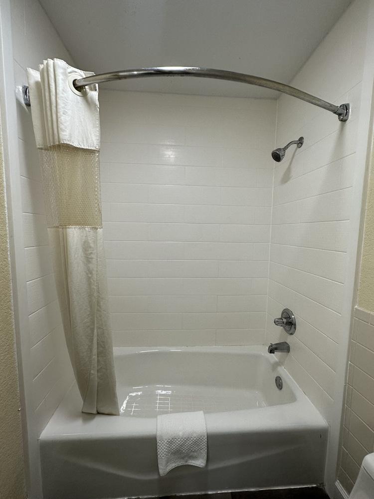 Rodeway Inn & Suites Highway 290 Northwest photo 19