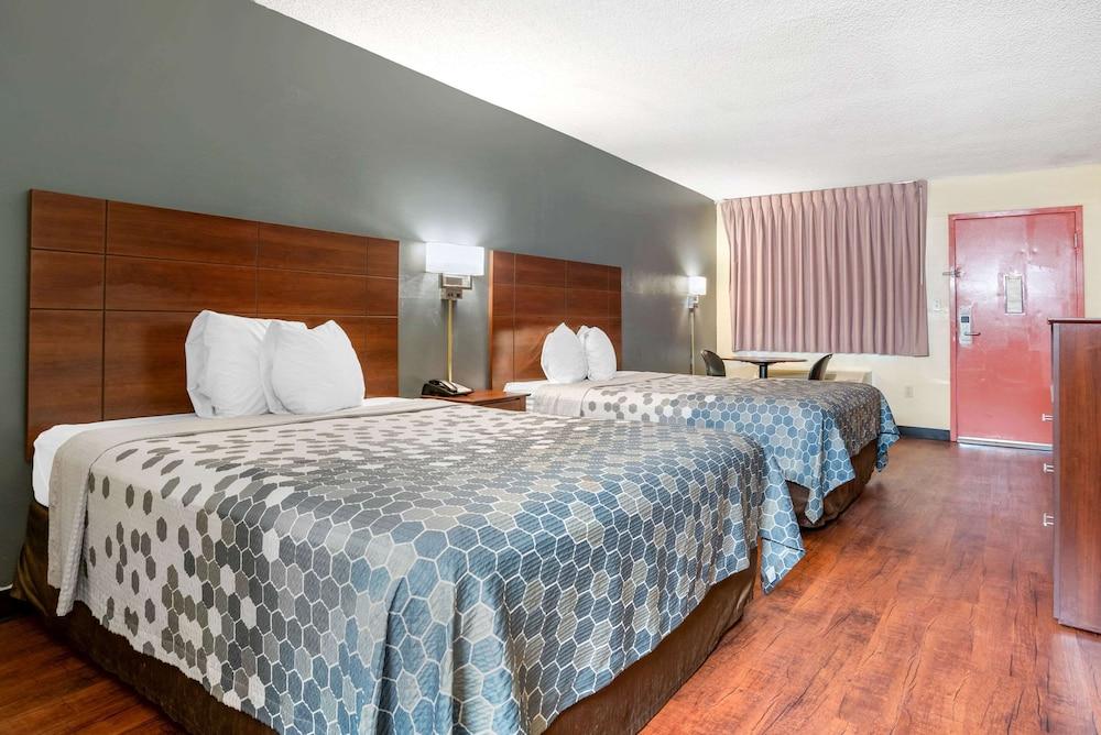 Econo Lodge Inn & Suites Forest photo 8