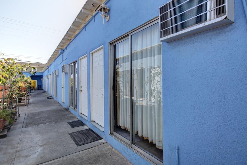Pavilions Motel photo 40