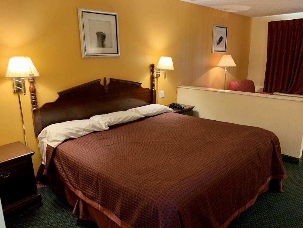 Deluxe Inn & Suites photo 29