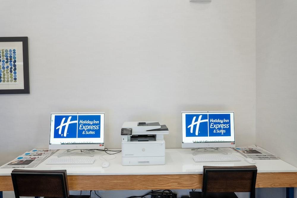 Holiday Inn Express & Suites Lake Forest by IHG photo 27