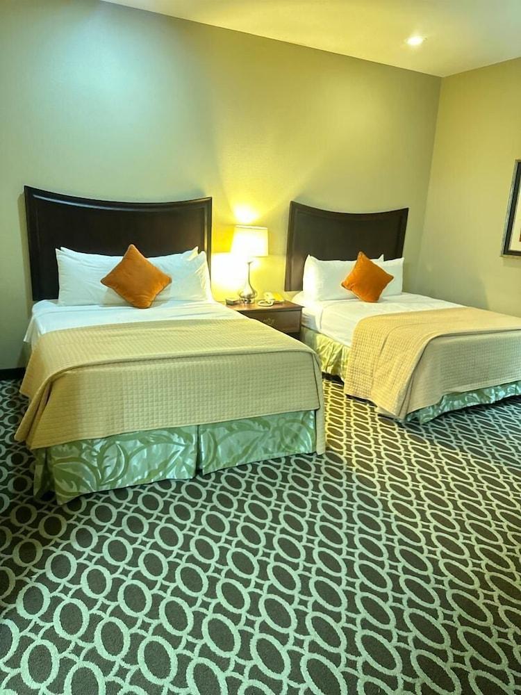 Sunday House Inn and Suites photo 7