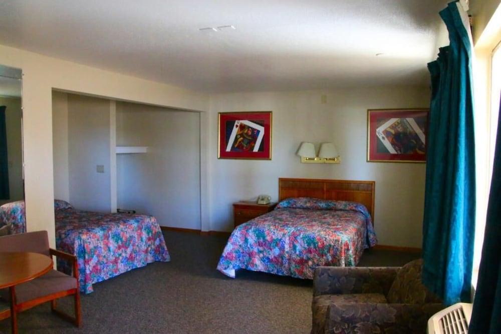 Travelers Inn photo 34