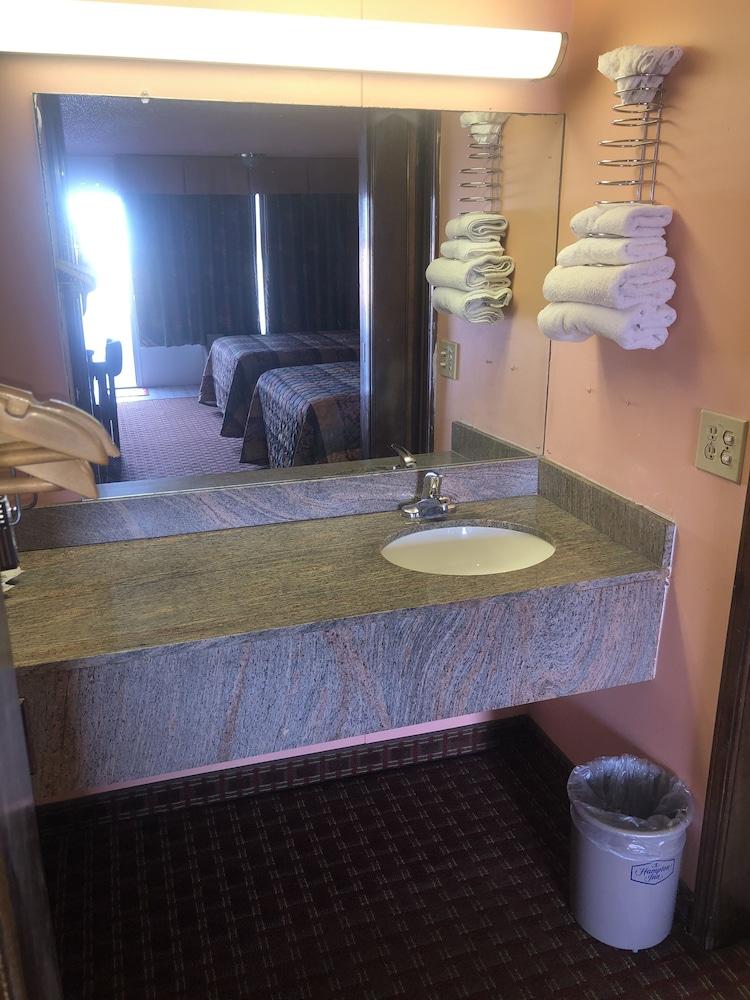 Regency Inn photo 3