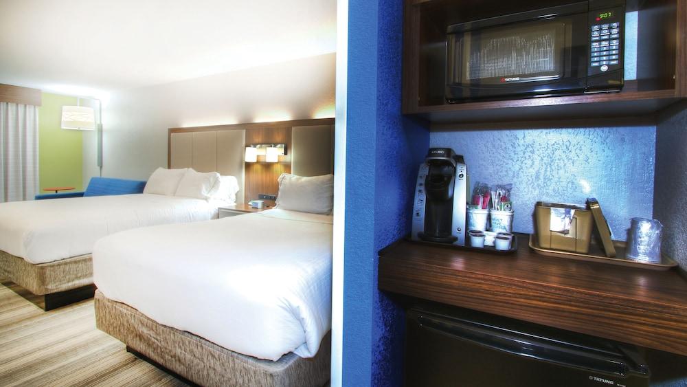 Holiday Inn Express Hotel & Suites Magnolia-Lake Columbia by IHG photo 3